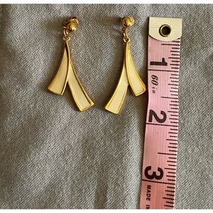Avon vintage brushstroke drop earrings in gold and White enamel.